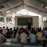 Crianças palestinas voltam às aulas em Gaza após 3 anos e em escolas destruídas pela guerra; VÍDEO
