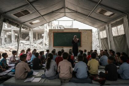 Crianças palestinas voltam às aulas em Gaza após 3 anos e em escolas destruídas pela guerra; VÍDEO