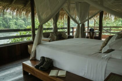 Lodge leva hóspedes para dormir na floresta amazônica